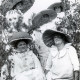 Stadtarchiv Neustadt a. Rbge., ARH Slg. Bartling 4972, Fünf Seniorinnen im Gebüsch, verkleidet als Pilze mit einem phantasievollen Hut (2 Ex.) beim Erntefest, Suttorf
