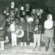 ARH Slg. Bartling 4977, Laternenzug der Kinder vor der Feierscheune beim Erntefest, Vesbeck