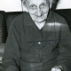 ARH Slg. Bartling 4986, Ältere Frau auf dem Sofa sitzend und ein Foto in den Händen haltend, Einzelporträt, Esperke-Warmeloh