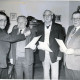 ARH Slg. Bartling 5004, Überreichung einer Ehrenurkunde an drei nebeneinander stehende ältere Herren (2. v. r. Heinz Vehrenkamp) durch N. N. (l.) in einem Wohnzimmer, Wulfelade