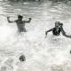 ARH Slg. Bartling 5009, Tobende und spritzende Kinder im Wasser des Waldbads, Wulfelade