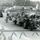 ARH Slg. Bartling 5028, Festumzug zum Erntefest mit von Treckern gezogenen geschmückten Wagen im Neubaugebiet, Poggenhagen
