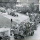 ARH Slg. Bartling 5029, Festumzug zum Erntefest mit von Treckern gezogenen geschmückten Wagen im Neubaugebiet, Poggenhagen