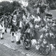 Stadtarchiv Neustadt a. Rbge., ARH Slg. Bartling 5032, Festumzug zum Erntefest mit Kindern zu Fuß mit geschmücktem Bollerwagen (darauf die Erntekrone) und Schwibbögen, Popggenhagen