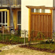 Stadtarchiv Neustadt a. Rbge., ARH Slg. Bürgerbüro 53, Blick auf  eine Garten und Terrasse eines Wohngebäudes in der Regenbogensiedlung, Misburg
