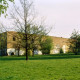 Archiv der Region Hannover, ARH Slg. Bürgerbüro 149, Blick über eine Wiese auf ein Gebäude beim Jugendzentrum Bunker, Burg