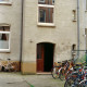 Archiv der Region Hannover, ARH Slg. Bürgerbüro 366, Eingang vom Hinterhof mit abgestellten Fahrrädern eines Wohngebäudes, Hannover