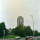 Archiv der Region Hannover, ARH Slg. Bürgerbüro 550, Blick über die Kreuzung Sahlkamp/Holzwiesen auf den Gebäudeturm des Hochhauses Klingenthal 6b, Bothfeld-Vahrenheide