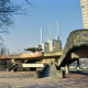 Archiv der Region Hannover, ARH Slg. Bürgerbüro 702, Blick auf die ehemalige Hochbrücke am Küchengartenplatz, Türme des Heizkraftwerks Linden und Gebäude des Ihme-Zentrums, Linden