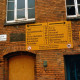 Archiv der Region Hannover, ARH Slg. Bürgerbüro 888, Blick auf Fassade und Wegweiser des ehemaligen Verwaltungsgebäudes der Continental AG an der Wunstorfer Straße 130 in der Wasserstadt, Limmer