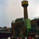 ARH Slg. Bürgerbüro 894, Mitglieder des Bürgerbüros für Stadtentwicklung Hannover e. V. bei einer Besichtigung des ehemaligen Conti-Geländes mit Blick auf den Turm, Limmer