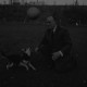 Archiv der Region Hannover, ARH Slg. Fratzer 01-0028/0005, Hund und Herrchen spielen Fußball 