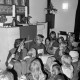 Archiv der Region Hannover, ARH Slg. Weber 02-002/0005, Einer Kindergruppe wird vor einem Altar in einer Kirche vorgelesen