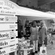 Archiv der Region Hannover, ARH Slg. Weber 02-003/0011, Eine Hinweistafel zu Produkten und Verkäufern auf einem Markt? neben dem Marktstand Grüne Theke Nötel