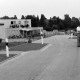 Archiv der Region Hannover, ARH Slg. Weber 02-004/0002, Eine gepflasterte Straße in einer Wohngegend