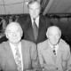 Archiv der Region Hannover, ARH Slg. Weber 02-004/0012, Erster Vorsitzender des Sportvereins "Frisch Auf" Northen-Lenthe Bernhard Schader (Mitte) mit Helmut Nettelmann (links) und Albert Nettelmann (rechts) in einem Festzelt