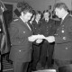 Archiv der Region Hannover, ARH Slg. Weber 02-005/0009, Gehrdens Stadtbrandmeister Fritz Narten überreicht bei der Jahreshauptversammlung der Ortsfeuerwehr Ditterke in der Gaststätte Hogrefe eine Beförderungsurkunde an Ortsbrandmeister Klaus Blank, Gehrden