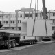 ARH Slg. Weber 02-007/0010, Anlieferung eines Baucontainers? durch einen Kran vor dem Robert-Koch-Krankenhaus, Gehrden