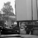 Archiv der Region Hannover, ARH Slg. Weber 02-007/0011, Anlieferung von Baucontainern? durch einen Kran vor dem Robert-Koch-Krankenhaus, Gehrden