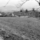Archiv der Region Hannover, ARH Slg. Weber 02-007/0013, Blick vom Waldrand des Benther Berges über Everloh in Richtung Gehrdener Berg, Gehrden 
