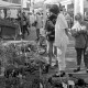 Archiv der Region Hannover, ARH Slg. Weber 02-008/0013, Frauen vor einem Blumenverkauf auf dem Wochenmarkt auf dem Steinweg, Gehrden