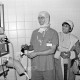 Archiv der Region Hannover, ARH Slg. Weber 02-009/0008, Dr. Meyer-Rath führt beim Tag der offenen Tür im Robert-Koch-Krankenhaus eine Untersuchung an einem Knie-Nachbau vor, Gehrden