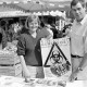 ARH Slg. Weber 02-009/0010, Gisela Wicke und Landwirt Friedrich Maage aus Benthe halten auf einem Bauernmarkt hinter ihrem Stand ein Anti-Genlabor-Plakat hoch, Gehrden