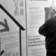 Archiv der Region Hannover, ARH Slg. Weber 02-010/0005, Ein Mann steht vor einer Ausstellung zum Thema "SynergieHaus"
