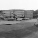 ARH Slg. Weber 02-010/0015, Blick über den Parkplatz auf das Robert-Koch-Krankenhaus, Gehrden
