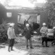 Archiv der Region Hannover, ARH Slg. Weber 02-010/0019, Feuerwehrmänner vor einem vom Feuer zerstörtem Haus