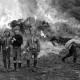 Archiv der Region Hannover, ARH Slg. Weber 02-011/0010, Eine Gruppe von Jungen vor einem Osterfeuer