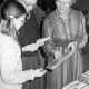 ARH Slg. Weber 02-011/0023, r. Marlies Koschützke an ihrem Unicef Stand mit Grußkartenverkauf bei einer Weihnachtsausstellung 