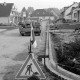 ARH Slg. Weber 02-012/0002, Straßenbau in einer Wohngegend, Blickrichtung vom Brauereiweg zum Süden in den Erlenweg, Alt-Gehrden