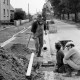 Archiv der Region Hannover, ARH Slg. Weber 02-013/0002, Männer arbeiten in der Weetzener Straße an einem Abfluss, Gehrden