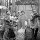 ARH Slg. Weber 02-013/0017, Personen bei einer Müllsammelaktion vor dem altem Pferdestall am Berggasthaus Niedersachsen von der CDU Gehrden, r. Friedhelm Peters, Gehrden