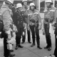 Archiv der Region Hannover, ARH Slg. Weber 02-014/0001, r. Kreisausbildungsleiter Klaus-Dieter Koch aus Laatzen bei der Abnahmeprüfung zum Feuerwehrgrundlehrgang für Gehrdener Ortsfeuerwehren auf dem Schulhof der Grundschule Am Castrum, Gehrden