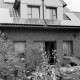 Archiv der Region Hannover, ARH Slg. Weber 02-015/0007, Ein Wohnhaus mit Solaranlagen auf dem Dach