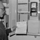 Archiv der Region Hannover, ARH Slg. Weber 02-015/0008, Dr. Rudolf Schenk kontrolliert die Messstation für Stromversorgung in seinem Wohnhaus, Gehrden
