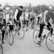 Archiv der Region Hannover, ARH Slg. Weber 02-015/0014, Rennradfahrer beim Start? eines Rennens