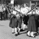 Archiv der Region Hannover, ARH Slg. Weber 02-016/0005, Personen in Trachten bei einer Tanzaufführung beim Erntedankfest auf dem Marktplatz Gehrden