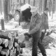 Archiv der Region Hannover, ARH Slg. Weber 02-017/0004, Zwei Männer bei Holzarbeiten in einem Wald im Winter