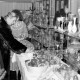 Archiv der Region Hannover, ARH Slg. Weber 02-018/0016, Frauen an einem Stand mit Glasbläsereistücken auf einer Hobbyausstellung in der Festhalle, Gehrden