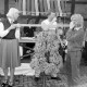 Archiv der Region Hannover, ARH Slg. Weber 02-020/0003, Zwei Frauen tragen eine Erntekrone auf einem Erntedankfest, Everloh