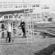 Archiv der Region Hannover, ARH Slg. Weber 02-021/0002, Bauarbeiter stehen auf einer Baustelle unter einem Baugerüst vor der Haupt- und Realschule, Gehrden
