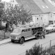 ARH Slg. Weber 02-021/0005, Löschgruppenfahrzeug LF 16 der Ortsfeuerwehr Gehrden vor einem Wohngebäude in der Südstraße, Gehrden