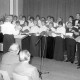 Archiv der Region Hannover, ARH Slg. Weber 02-021/0008, Auftritt des gemischten Chors Leveste im Gasthaus Behnsen, Leveste