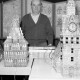 Archiv der Region Hannover, ARH Slg. Weber 02-021/0012, Willi Schrader mit Kirchenmodellen aus Wäscheklammern bei einer Hobbyausstellung in der Festhalle, Gehrden