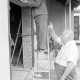 ARH Slg. Weber 02-022/0002, Arbeiten an einem Türrahmen vom Anbau des Feuerwehrhaus, r. Ortsbürgermeister Friedrich Nettelmann, Northen