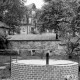 Archiv der Region Hannover, ARH Slg. Weber 02-022/0005, Dorfbrunnen mit Löschwasserentnahmestelle in der Ortsmitte von Everloh