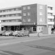 Archiv der Region Hannover, ARH Slg. Weber 02-022/0016, Kreissparkasse, davor ein Sparmarkt mit Parkplatz auf dem Kantplatz, Gehrden